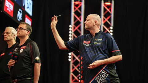 Oplossing voor klagende Raymond van Barneveld ver weg: 'Hij zit helemaal niet in die positie'