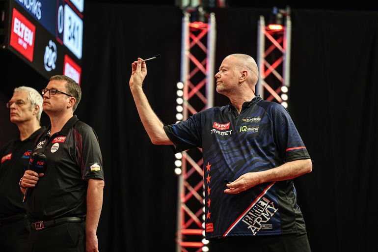 Oplossing voor klagende Raymond van Barneveld ver weg: 'Hij zit helemaal niet in die positie'