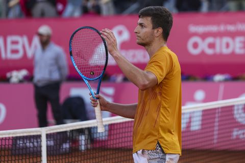 Vlam slaat in de pan op Roland Garros: woedende toptennisser weigert handen te schudden na knappe comeback