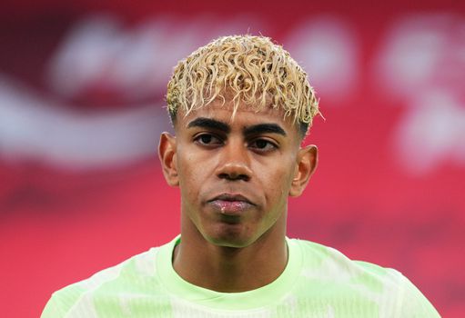 Lamine Yamal (17) tekent nieuwe megadeal bij FC Barcelona tot volgende decennium