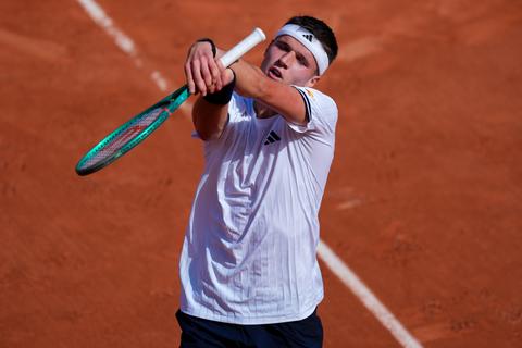 Bizarre beelden op Roland Garros: toptennisser zorgt voor opmerkelijk tafereel na de wedstrijd