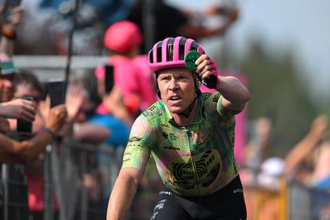 Emotionele ritzege in Giro d'Italia: Deense wielrenner wint etappe 17 dankzij 'geluksbrenger'