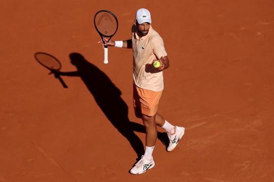 Irritatie bij Novak Djokovic: fan zorgt op Roland Garros voor boosheid bij tennislegende