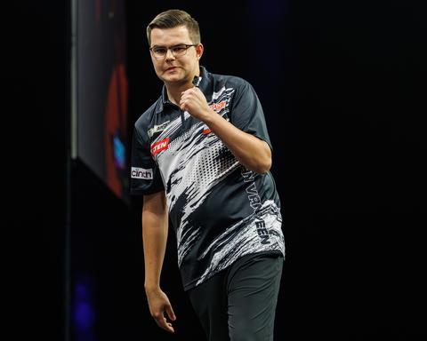 Topdarter Gian van Veen trakteert zichzelf op peperdure aankoop: 'Kan niet stoppen met glimlachen'