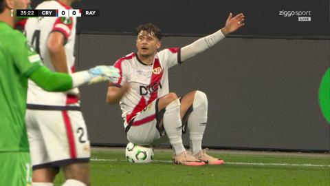 Opvallend beeld in finale Conference League: speler gaat uit protest op de bal zitten