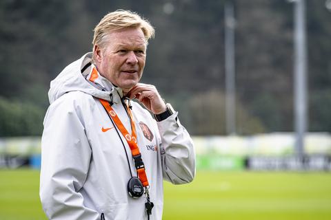 Ronald Koeman lacht om afwezige Valentijn Driessen bij persconferentie: 'Dat zegt dan genoeg over hem'