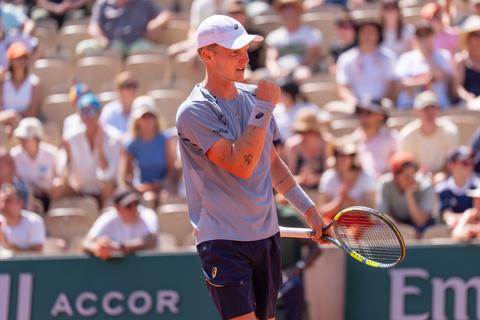 Mooie mijlpaal voor Jesper de Jong op Roland Garros: ingepakte tennisser maakt optimaal gebruik van gelukje