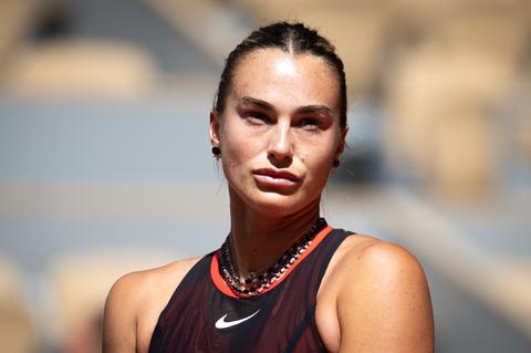 Toptennisster Aryna Sabalenka speelt met peperdure sieraden op Roland Garros: 'Belangrijk om er goed uit te zien'