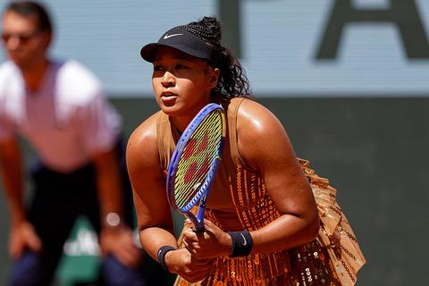 Toptennisster Naomi Osaka krijgt keiharde kritiek na opvallend optreden in Parijs: 'Grote namen worden anders behandeld'