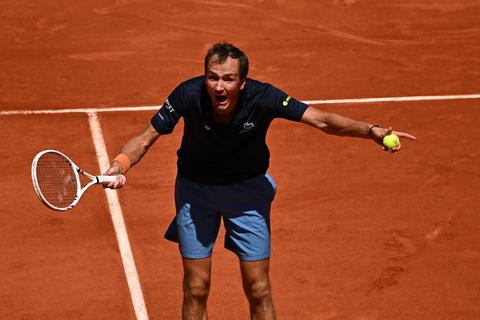 Toptennisser krijgt het aan de stok met zijn vrouw op Roland Garros: 'We hebben er allemaal last van'