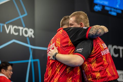 Veelbesproken Belgische darters jaar na hevige ruzie al knuffelend terug op berucht podium