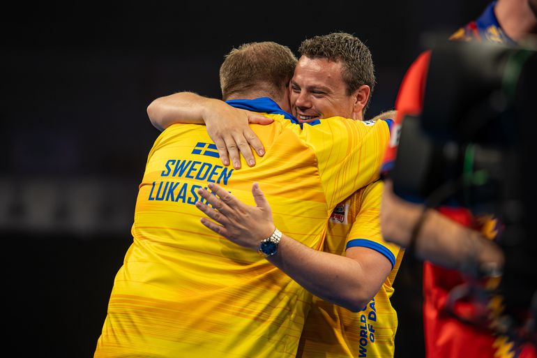 Nederlander Jeffrey de Graaf helpt Zweden met 120 gemiddeld langs Spanje op World Cup of Darts