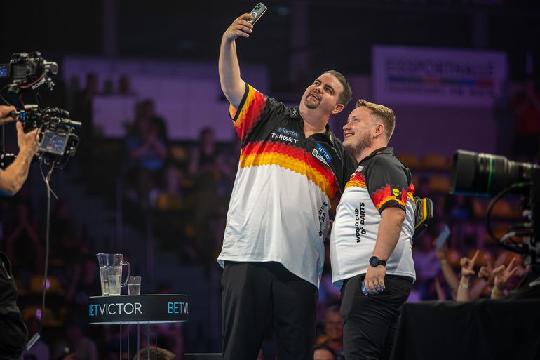 Uitslagen, stand en programma World Cup of Darts | Outsiders Duitsland en Australië met de schrik vrij
