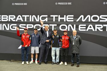 Koning Willem-Alexander steelt de show bij TT Assen: 'Nog best flexibel in zo'n pak'