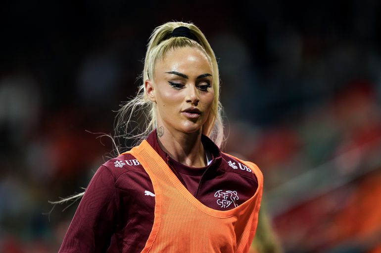 'Mooiste voetbalster ter wereld' wordt massaal belachelijk gemaakt na bizar moment