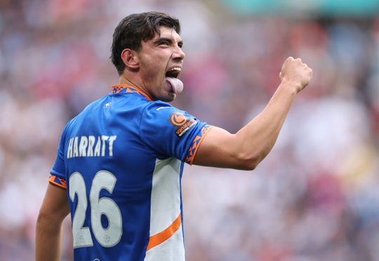 Bizar verhaal uit Ibiza: Engelse voetballer gooit vrouw knockout met stoel tijdens ruzie aan zwembad