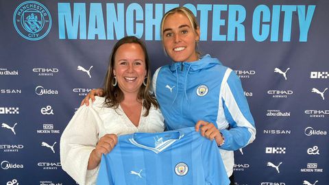 Vrouwelijke voetbalmakelaar telkens de deur gewezen: 'Ik moest er wel extra tegenaan boksen'