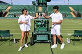Toptennissers Carlos Alcaraz en Emma Raducanu na liefdesgeruchten samen gespot op Wimbledon