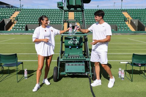 Toptennissers Carlos Alcaraz en Emma Raducanu na liefdesgeruchten samen gespot op Wimbledon