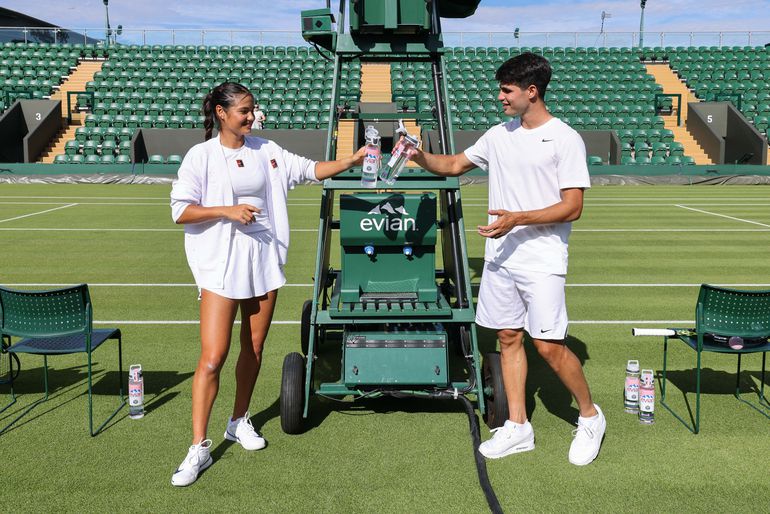Toptennissers Carlos Alcaraz en Emma Raducanu na liefdesgeruchten samen gespot op Wimbledon