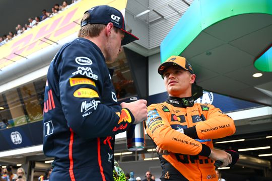 Opvallende actie Lando Norris in VT2: 'Hij probeert Max Verstappen gewoon een strafpunt aan te naaien'