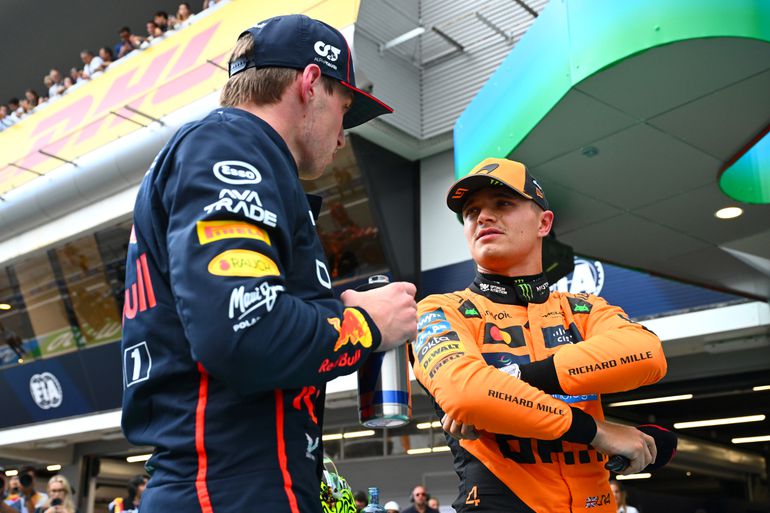 Opvallende actie Lando Norris in VT2: 'Hij probeert Max Verstappen gewoon een strafpunt aan te naaien'