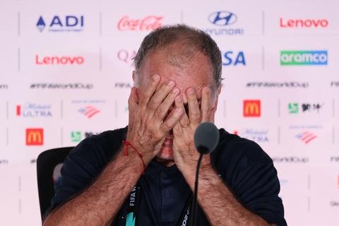 Felle kritiek op ontspoorde bondscoach bij WK voetbal: 'Hij zet zichzelf boven het team'