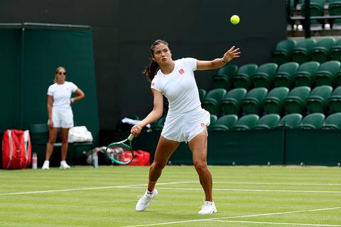 Zorgen om populaire toptennisster Emma Raducanu op Wimbledon nemen toe: Britse breekt training plots af