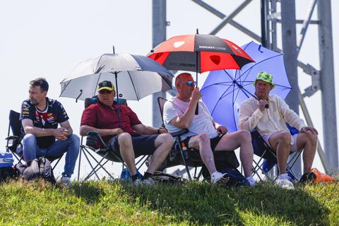 'Vulkaan' op TT Assen, supporters trotseren extreme weersomstandigheden: 'Thuis is het ook warm'