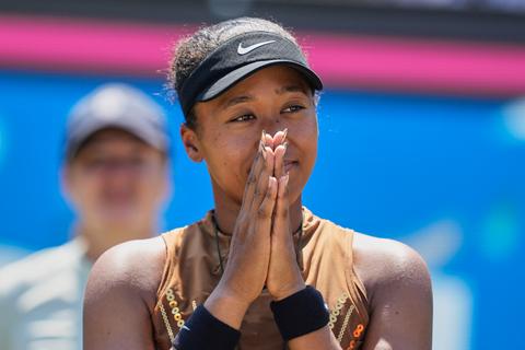 Zorgen om toptennisster Naomi Osaka vlak voor Wimbledon: Japanse geeft geblesseerd op in finale