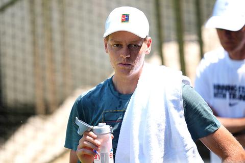 Jannik Sinner zorgt voor ophef op Wimbledon met felle reactie: 'Ik ben hier om over tennis te praten'