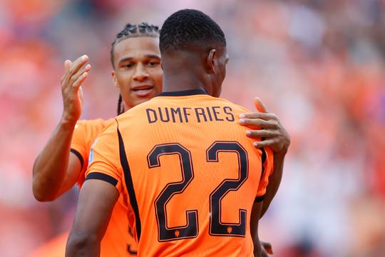Dochters van Oranje-spelers Denzel Dumfries en Nathan Aké veroveren harten met liefdevol moment