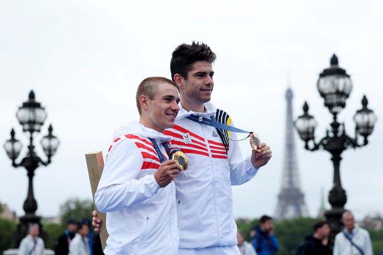 België boven bij tijdrit: Remco Evenepoel houdt huis in Parijs, Wout van Aert derde