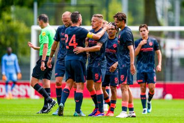 Wereldgoal tijdens oefenduel met twaalf doelpunten van FC Utrecht: middenvelder scoort met schot vanaf de middellijn