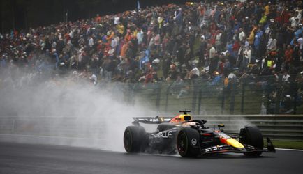 Max Verstappen pakt pole met magistrale ronde in regen op Spa