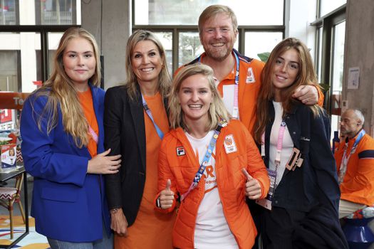 Máxima schittert in oranje jurk en koning Willem-Alexander kan zo meetrainen bij 'koninklijke visite in gym TeamNL'