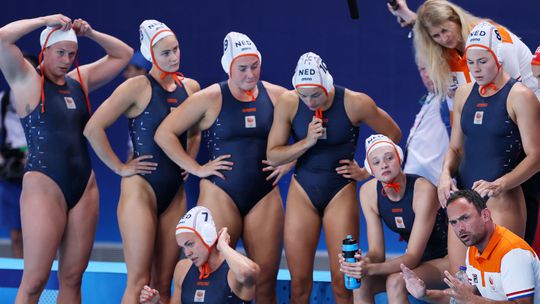 Waterpolovrouwen gooien zich in spectaculaire slotfase voorbij Hongarije op Olympische Spelen