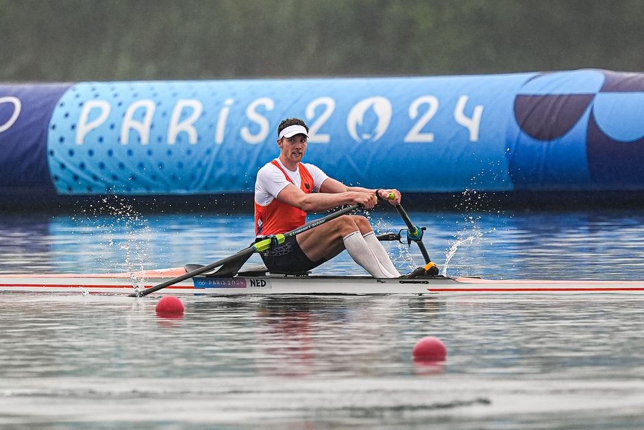 Roeier Simon van Dorp bereikt moeiteloos kwartfinales skiff op eerste dag Olympische Spelen