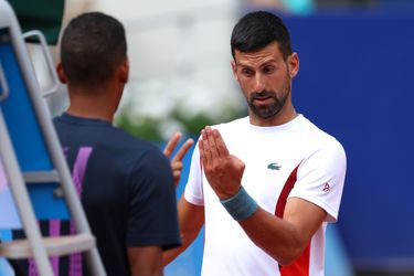 Novak Djokovic kleineert tegenstander op Olympische Spelen, maar die viert uitbundig een klein feestje