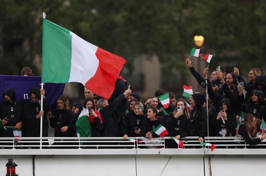 Oeps! Italiaanse olympiër laat waardevolle ring in Seine vallen, zijn vrouw wil nu groter goud zien