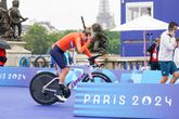 Ellen van Dijk verlaat teleurgesteld het podiumgebied (Getty Images)