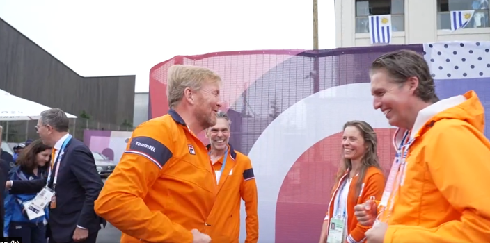 Koning Willem-Alexander knuffelt in olympisch dorp en spreekt met atleten: 'Dat hoef ik ze niet te vertellen'