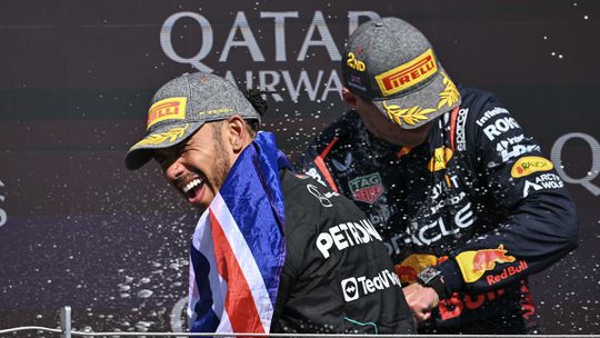 Lewis Hamilton hekelt uitspraken van Max Verstappen: 'Je moet je als kampioen gedragen'