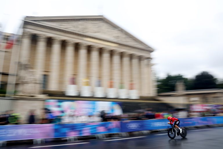 Gevaarlijke valpartijen in olympische tijdrit zorgen voor bizarre beelden uit Parijs