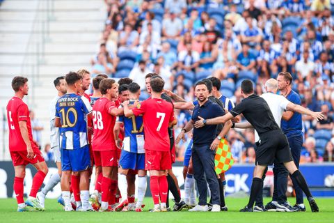 Oefenduel FC Twente tegen FC Porto van Francesco Farioli ontspoort volledig: volop rode kaarten