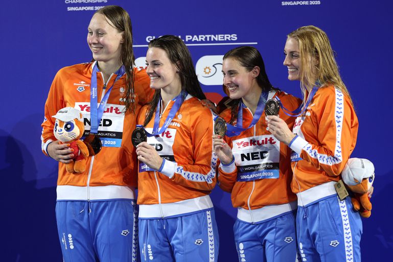 Eerste Nederlandse medaille op WK zwemmen binnen: estafettezwemmers knallen naar brons