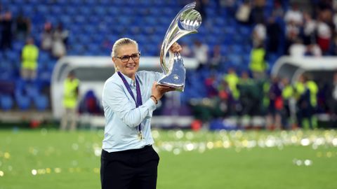 Topcoach Sarina Wiegman geëmotioneerd na 'chaotisch EK' met Engeland: 'Nu sta ik hier met een medaille en de beker'