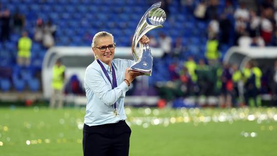 Topcoach Sarina Wiegman geëmotioneerd na 'chaotisch EK' met Engeland: 'Nu sta ik hier met een medaille en de beker'