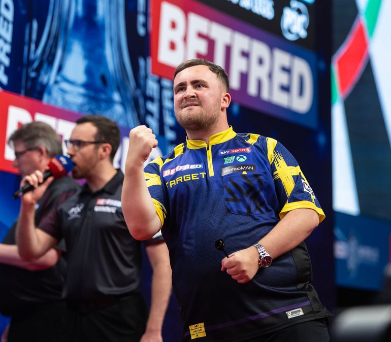 Luke Littler kroont zich na dikke achterstand tot winnaar World Matchplay