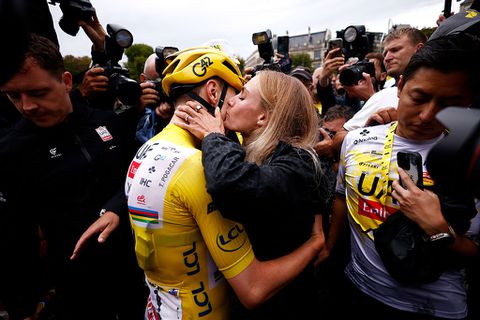 Tadej Pogacar schittert tijdens slotrit Tour de France, maar ziet rivalen van Visma juichen